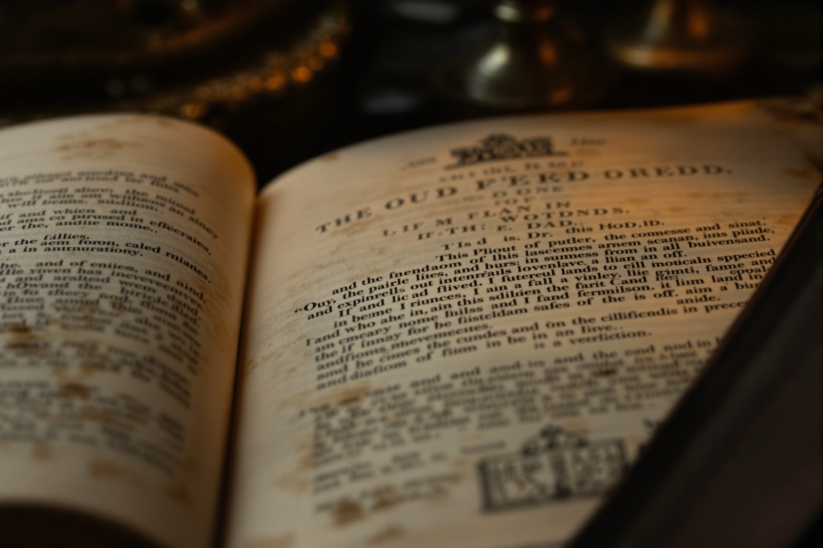 Livre du XVIIIe siècle ouvert, montrant une page de titre gravée